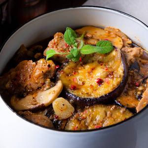 希腊茄子肉烤茄子香草小牛肉照片