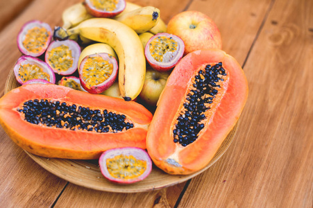 夏季水果木瓜一盘美丽的新鲜多汁热带水果-木瓜切片,百香果,香蕉.