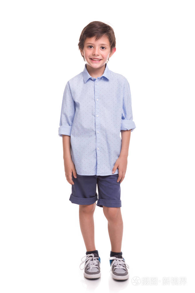 站在白色背景上微笑的男孩