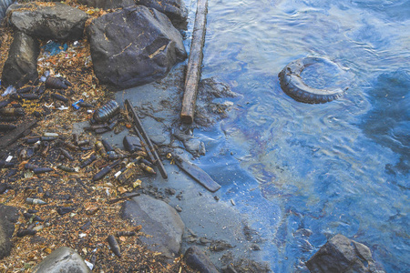 使水面呈现绿色蓝色和紫色抽象概念的污染 海上石油平台