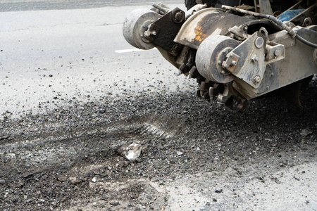路面铣刨机切割旧沥青.修路.路面破坏.切割机切割一层沥青.