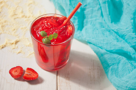 草莓冰柠檬水图片-草莓冰柠檬水素材-草莓冰柠檬水插画-摄图新视界