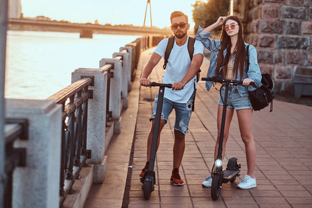 滑板车玩得很开心孩子们在参观机器人展览会时玩电动机器人周末快乐