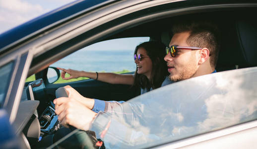 一个年轻人和他的女朋友开车图片