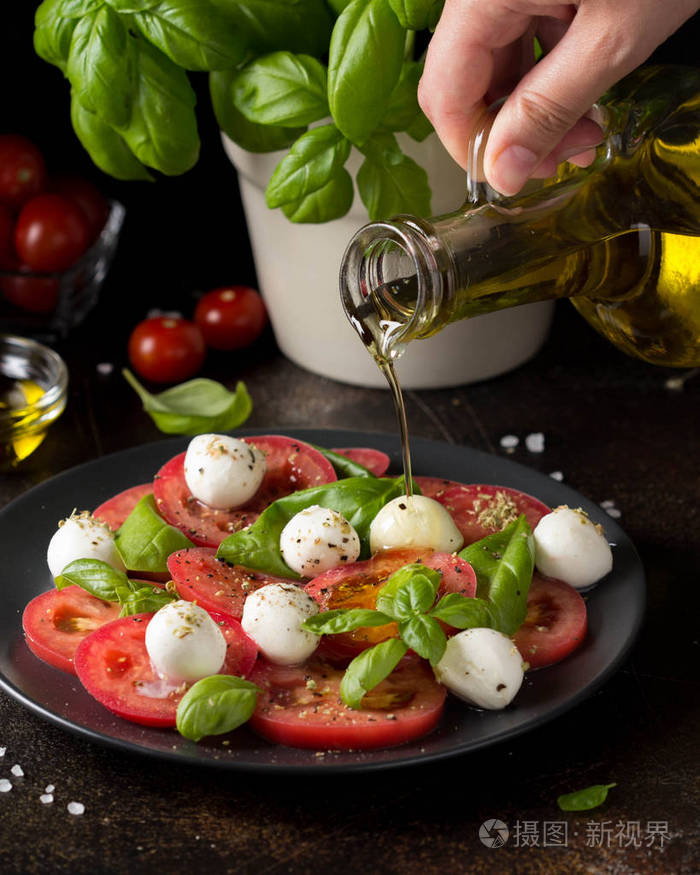 caprese沙拉配迷你马苏里拉多汁番茄和新鲜罗勒