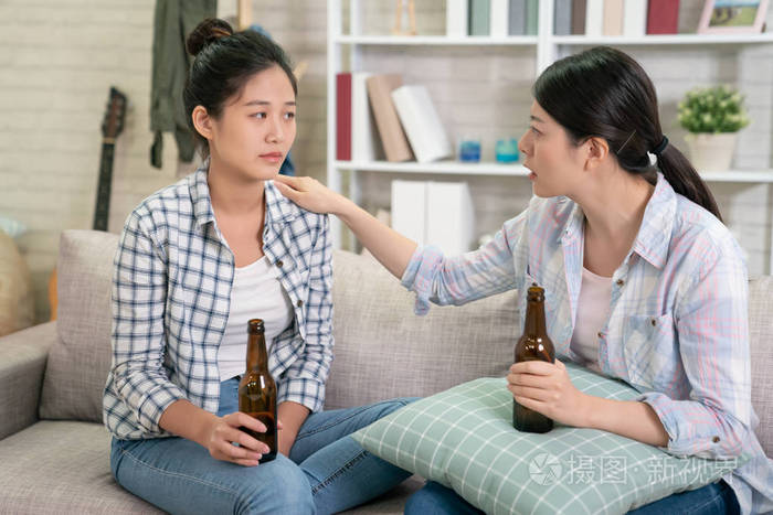 女人安慰伤心沮丧的朋友