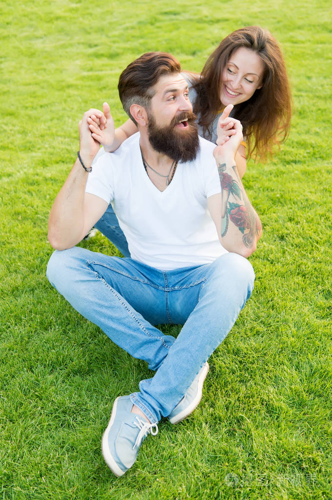 与最亲近的人在一起简单的幸福相爱的情侣在绿色草坪上放松嬉戏的女