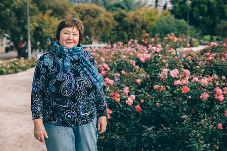 水中游泳板活跃的老年妇女