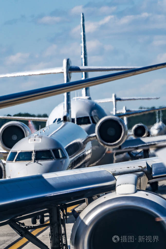飞机起飞前机场停机坪交通繁忙