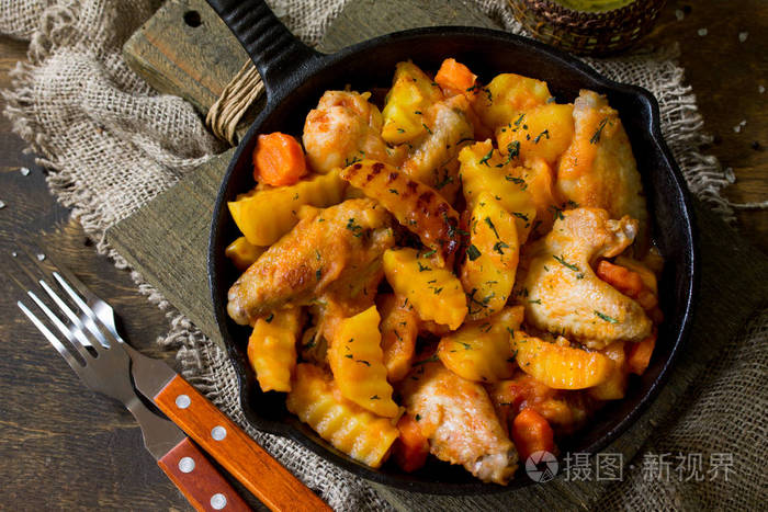 chickenstewwithcaramelizedpearonrusticwoodentable