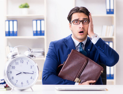 上班迟到赶时间的观念赶时间的概念急于赶时间的商人急于赶时间的