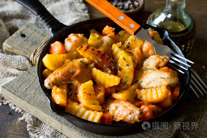 chickenstewwithcaramelizedpearonrusticwoodentable