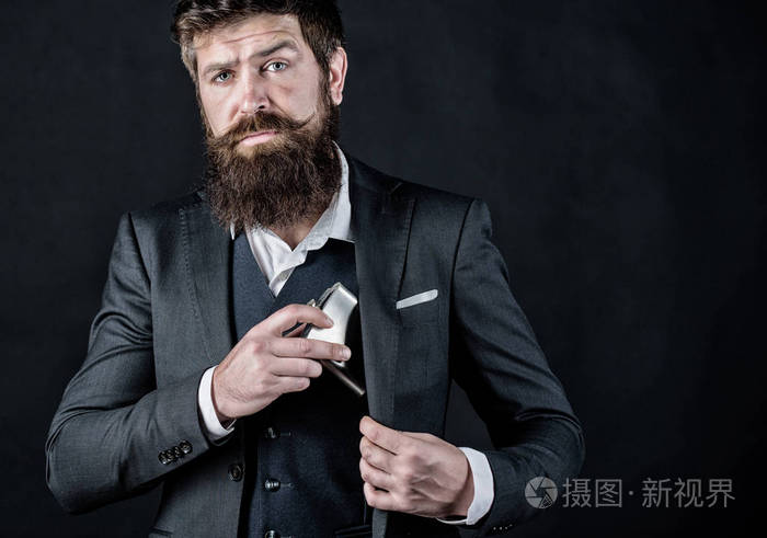 胡子男人喝酒野蛮的白人潮人有很严重的上瘾酒精穿西装的商人单身和