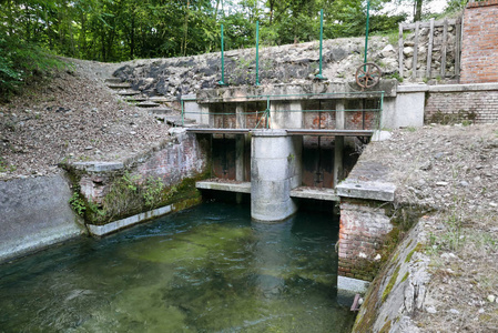 水道泄水闸图片