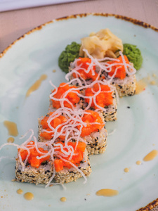 餐厅桌上的姜汁芥末寿司卷图片