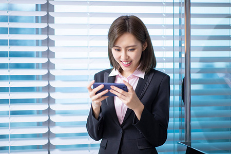 玩手机的人图片