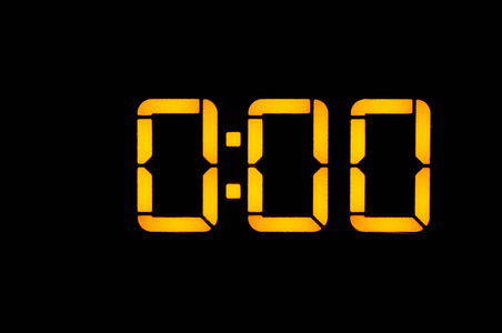 黑色背景橙色数字电子钟照片