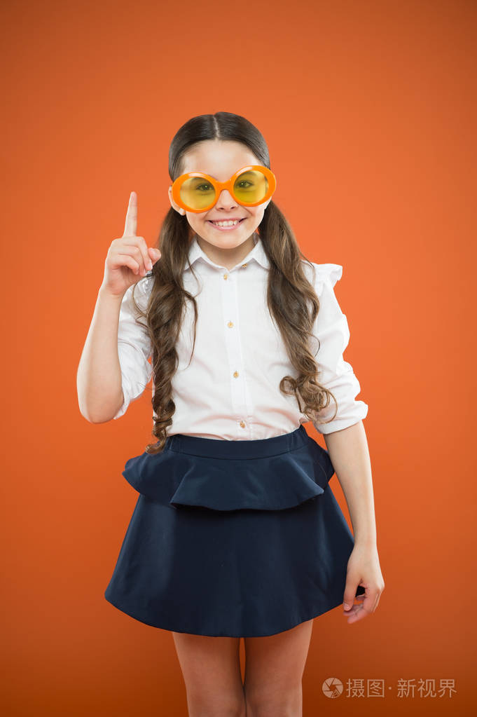 有趣的孩子戴着带滤色镜的太阳镜.我的眼睛变滑稽了