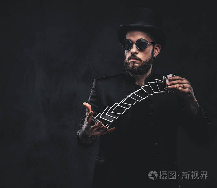 魔术师用扑克牌表演魔术