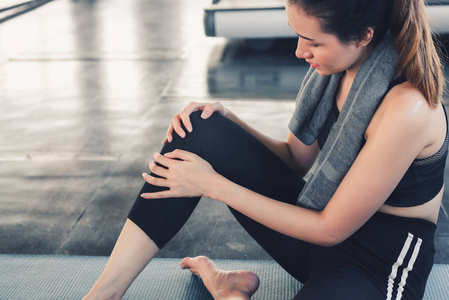 美女在健身房练习瑜伽时受伤的特写,意外和运动健身概念.插画