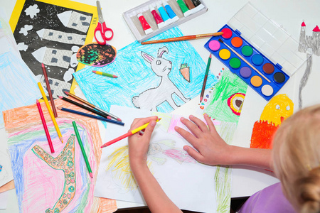 画画的外国小孩图片