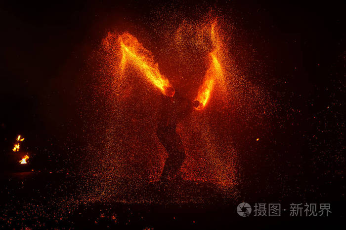 一个穿西装的男人领着火跳舞.