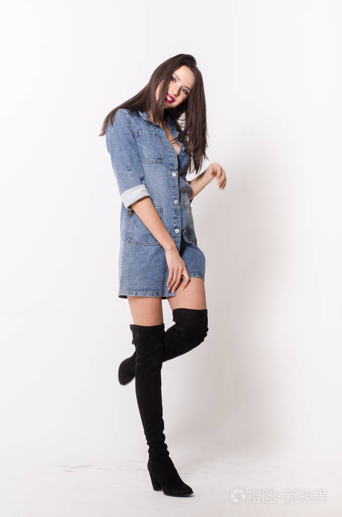 漂亮性感的黑发女人腰部背景穿着连衣裙