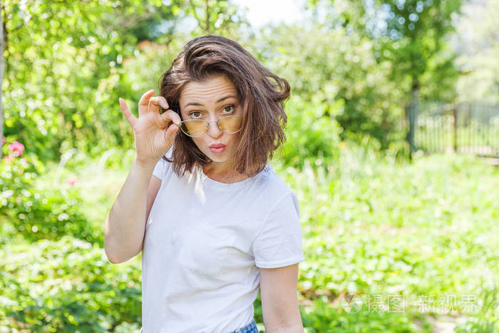快乐的女孩微笑着.