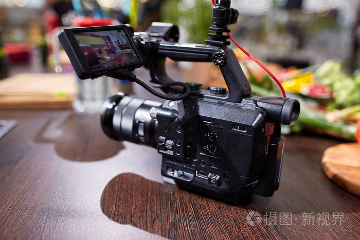 电影拍摄或视频制作的幕后工作人员在室外配备摄像设备