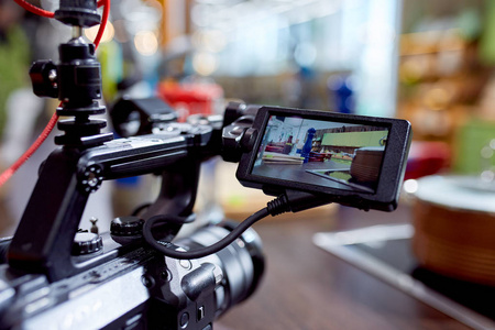 电影拍摄或视频制作的幕后工作人员,在室外配备摄像设备.照片