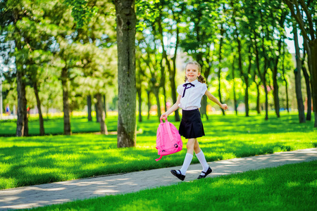 孩子下课回家了.研究结束.夏天照片