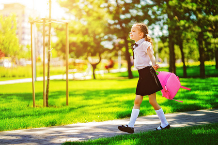 孩子下课回家了.研究结束.夏天照片