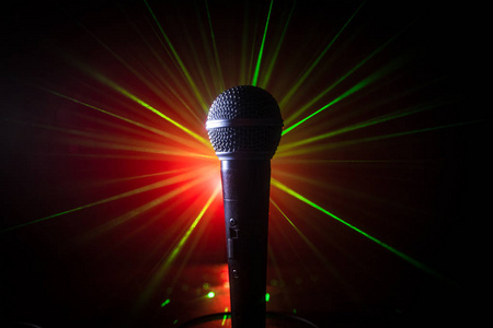 麦克风卡拉ok,音乐会.背景模糊的微光人声麦克风.现场音乐,音响设备.
