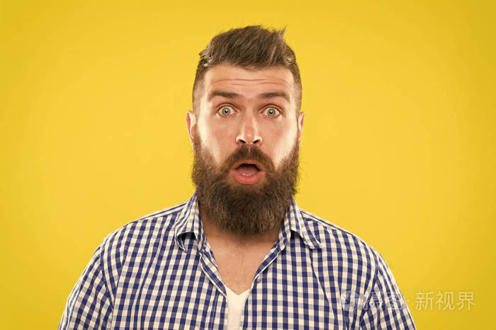 他惊讶的表情留着胡子和胡子的时髦的人表情很激动乡下人惊讶的男子