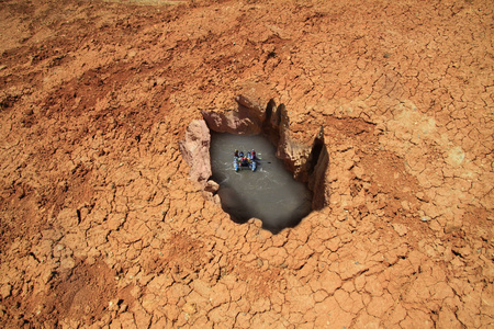 沙漠中的超现实水库图片