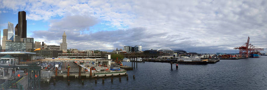 滨水轮渡码头和城市景观全景图片