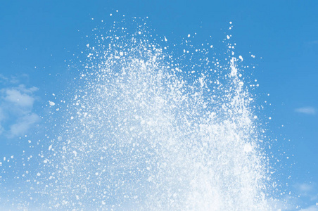 清凉喷雾图片-清凉喷雾素材-清凉喷雾插画-摄图新视界