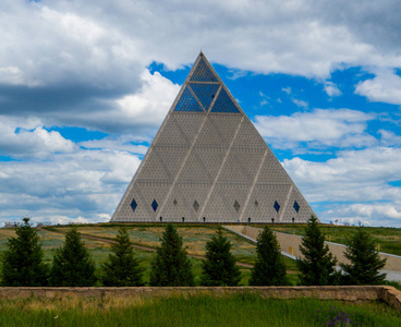 哈萨克斯坦努尔苏丹(阿斯塔纳)总统公园和平与和解宫照片