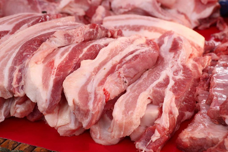 市场上的新鲜猪肉图片