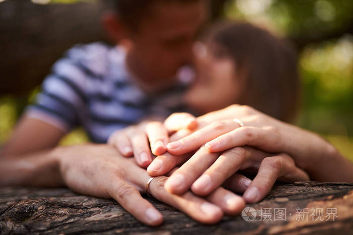 一对夫妇的合手戴着戒指