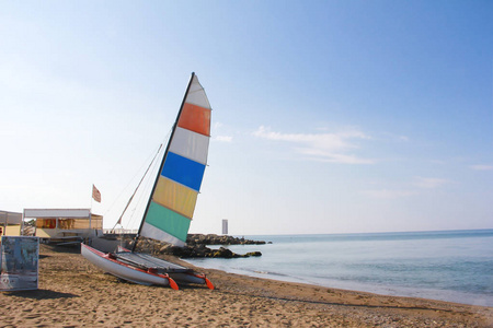 蓝海背景下带彩色旗帜的双体船图片