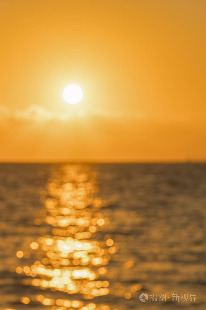 五彩缤纷的黎明夕阳美丽神奇的海上日落海上美丽的日落日落在水面上