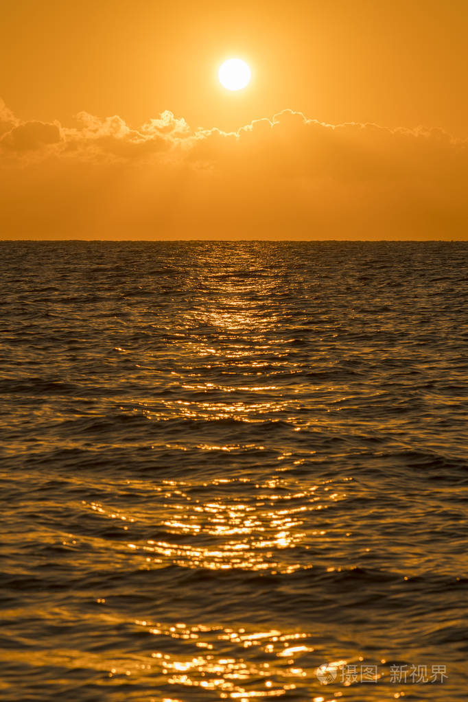 五彩缤纷的黎明夕阳美丽神奇的海上日落海上美丽的日落日落在水面上