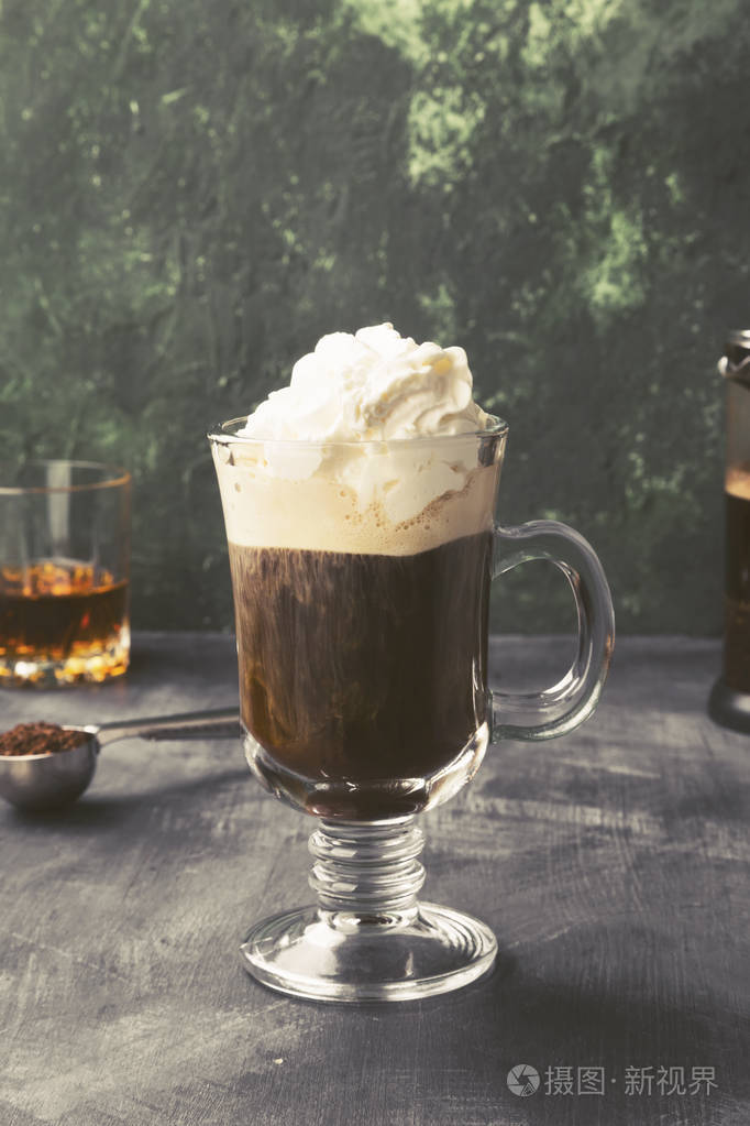 黑底威士忌爱尔兰咖啡色调