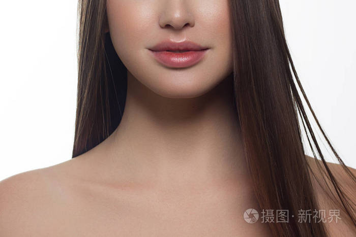 美女特写:丰满的红唇,闪亮的皮肤和长发.