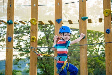 蹒跚学步的孩子在绳索上攀爬照片