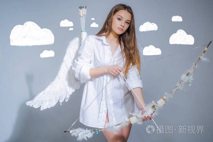 卷发金发天使女孩的肖像恋爱中的天使云天背景上可爱的少女丘比特迷人