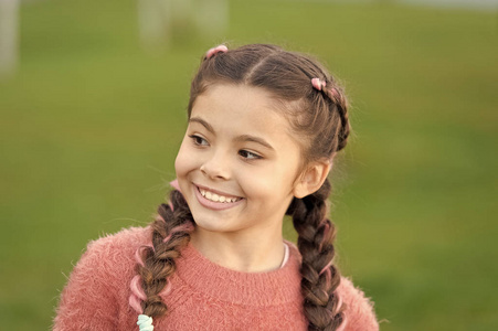 潮流发型女孩在户外笑脸.公园散步愉快.微笑和快乐.时尚的儿童发型.