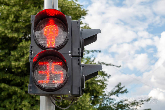 交通信号灯亮红灯.还剩35秒.