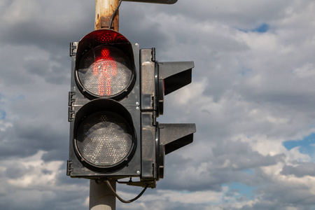 交通信号灯亮红灯.照片